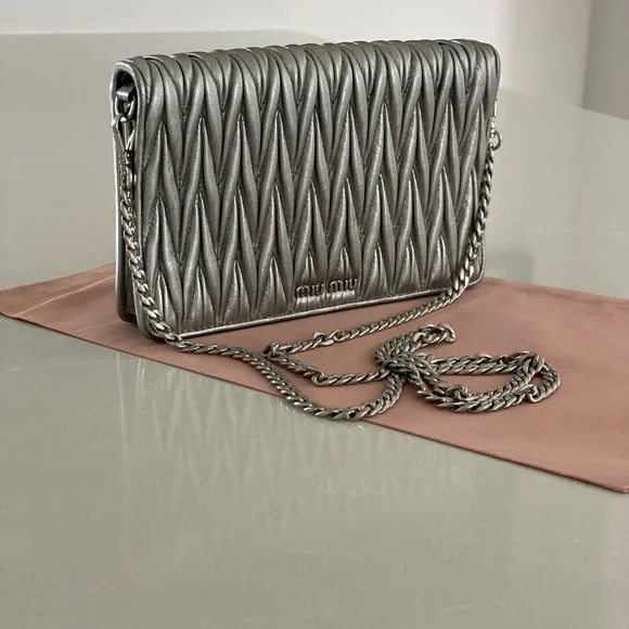 SOLD Miu Miu Matelassé Nappa Leather Metallic Clutch Metallic Crossbody Chain - Picture 4 of 8